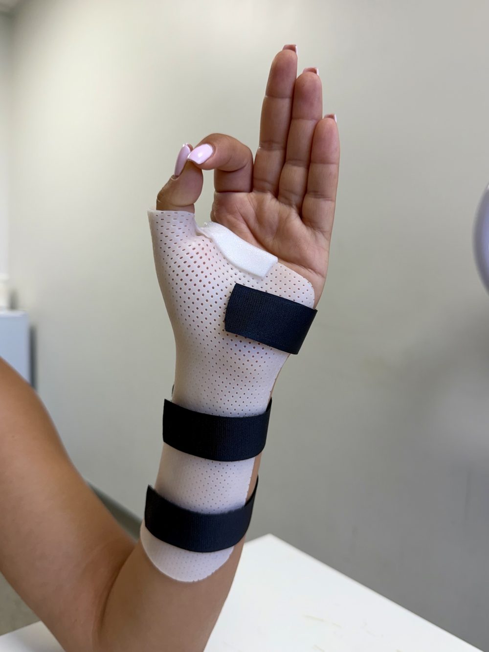 Orthèse pouce-poignet pour rhizarthrose, pince pouce-index libre